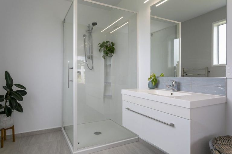 Photo of property in 6 Kahikatea Drive, Kinloch, Taupo, 3377