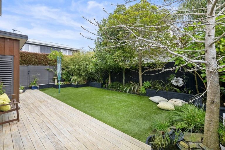 Photo of property in 136 East Coast Road, Forrest Hill, Auckland, 0620