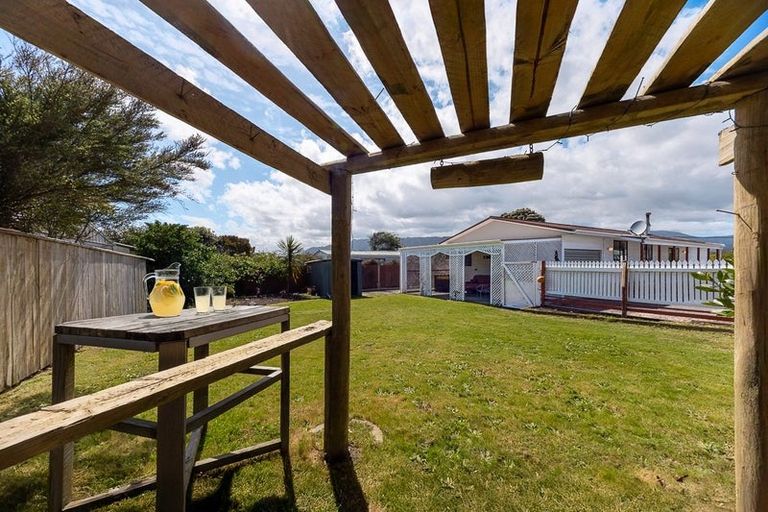Photo of property in 11 Atua Street, Waikanae Beach, Waikanae, 5036