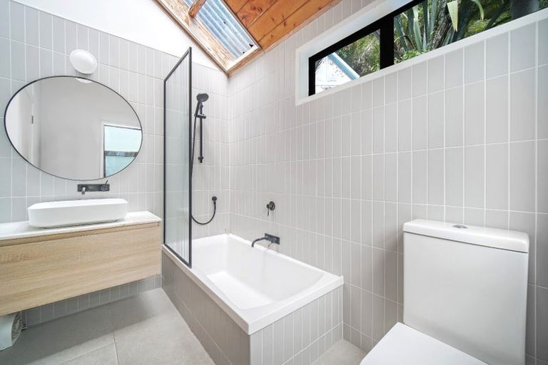 Photo of property in 16 Mahoe Road, Titirangi, Auckland, 0604