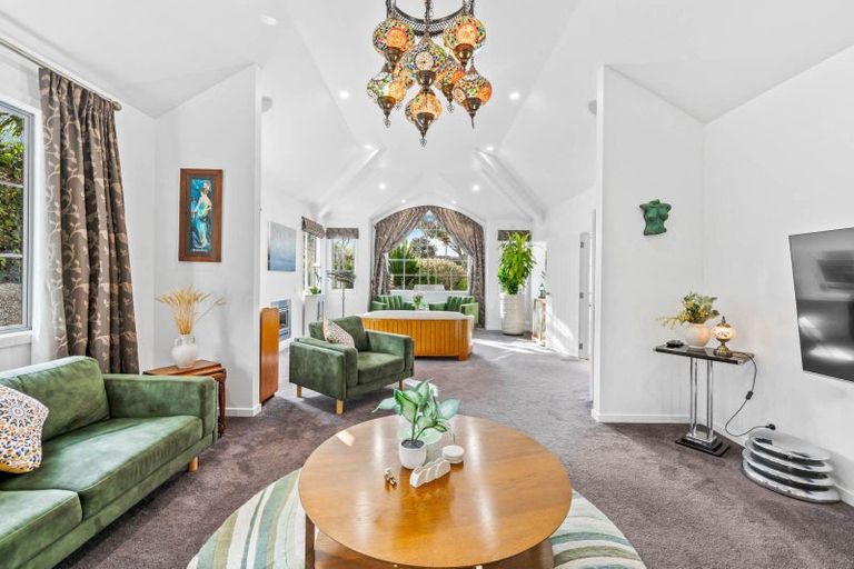 Photo of property in 52 Rising Parade, Fairview Heights, Auckland, 0632
