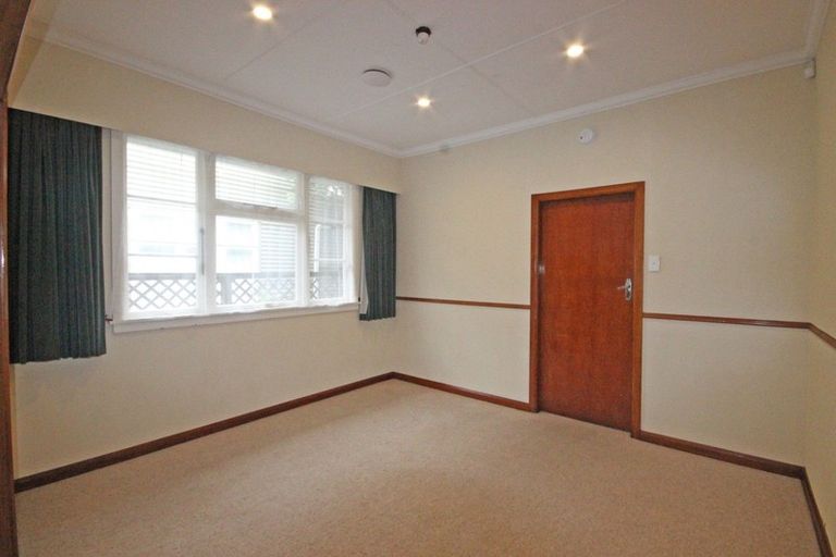 Photo of property in 28 Pahiatua Street, Hokowhitu, Palmerston North, 4410