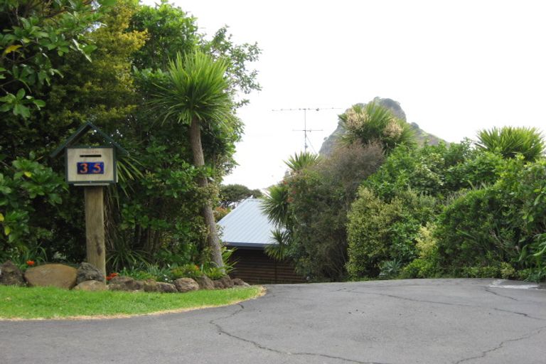 Photo of property in 35 Rayner Road, Piha, 0772