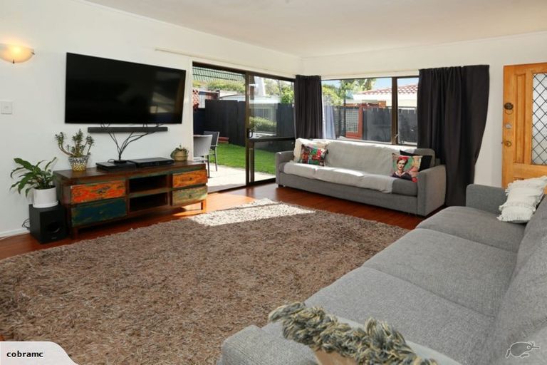 Photo of property in 3/98 Roberts Road, Te Atatu South, Auckland, 0610