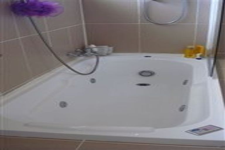 Photo of property in 1/425 East Coast Road, Mairangi Bay, Auckland, 0630