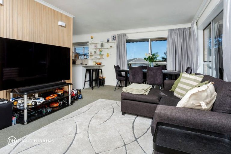Photo of property in 1/9 Lancelot Place, Glenfield, Auckland, 0629