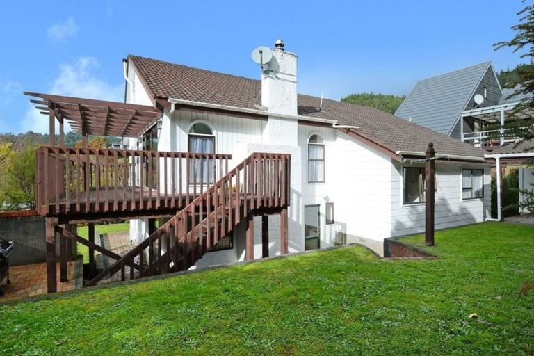 Photo of property in 6 Pioneer Grove, Silverstream, Upper Hutt, 5019