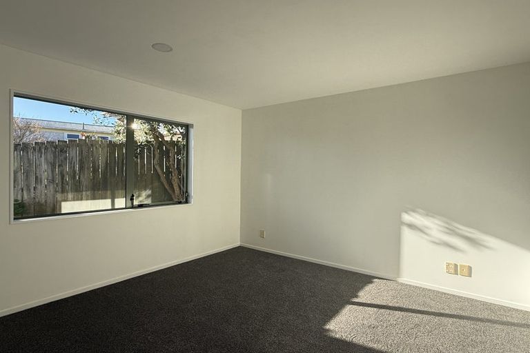 Photo of property in 2/4 Stanley Road, Glenfield, Auckland, 0629