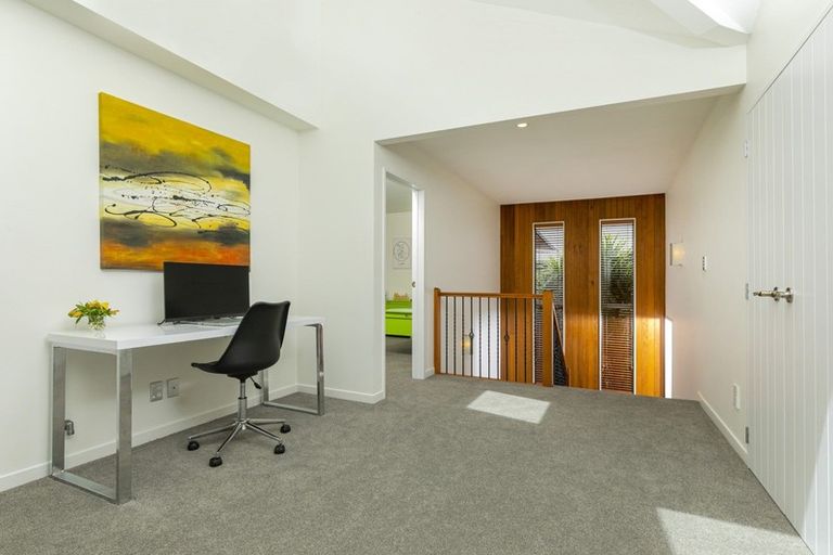 Photo of property in 23 George Deane Place, Greenhithe, Auckland, 0632
