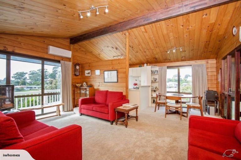 Photo of property in 18 John Dee Crescent, Red Beach, 0932