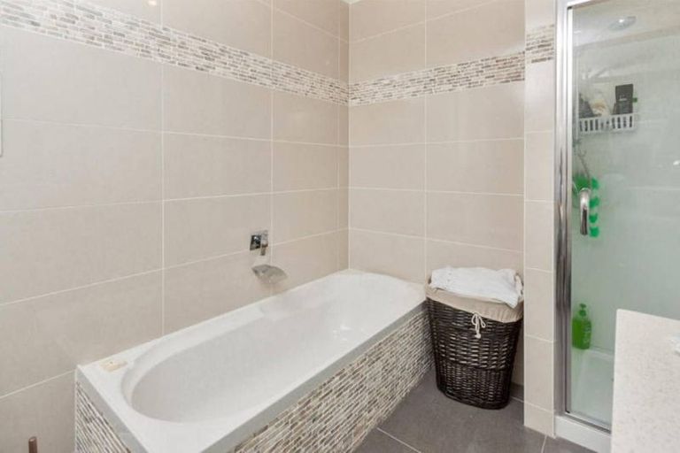 Photo of property in 5 Lisa Rise, Half Moon Bay, Auckland, 2012