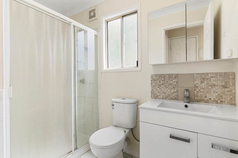 Photo of property in 12 Ranch Avenue, Beach Haven, Auckland, 0626