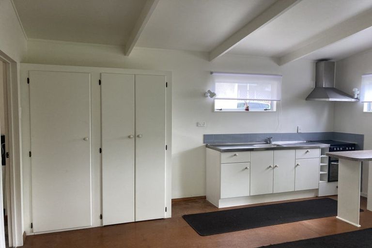 Photo of property in 2/98 Chislehurst Street, Henderson, Auckland, 0612