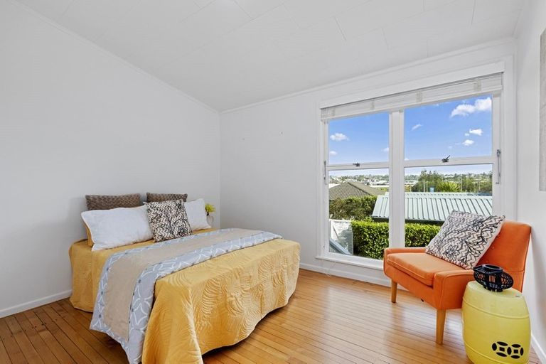 Photo of property in 1/48 Bond Crescent, Forrest Hill, Auckland, 0620