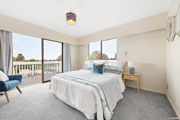 Photo of property in 10 Halcombe Place, Green Bay, Auckland, 0604