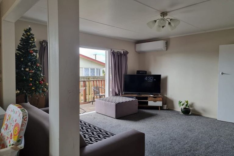 Photo of property in 2 White Road, Manurewa, Auckland, 2102