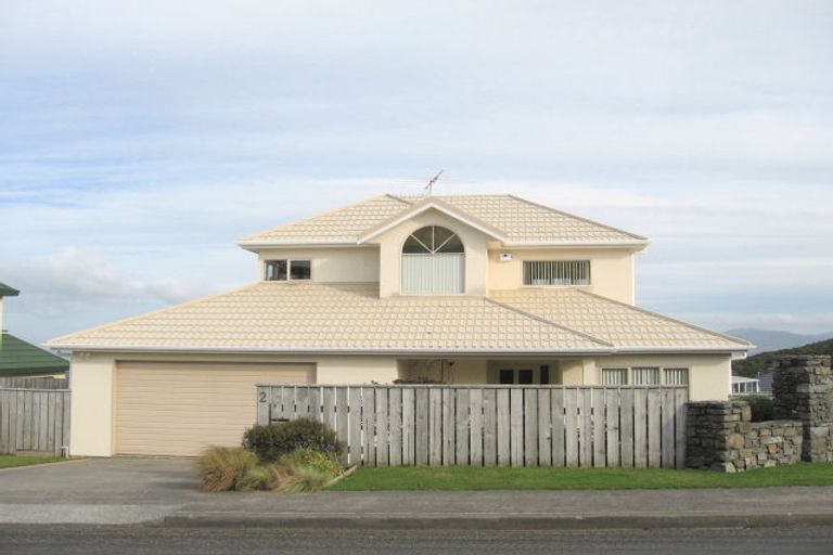 Photo of property in 2 Tamworth Crescent, Newlands, Wellington, 6037