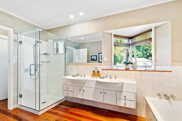 Photo of property in 33 Covil Avenue, Te Atatu South, Auckland, 0610