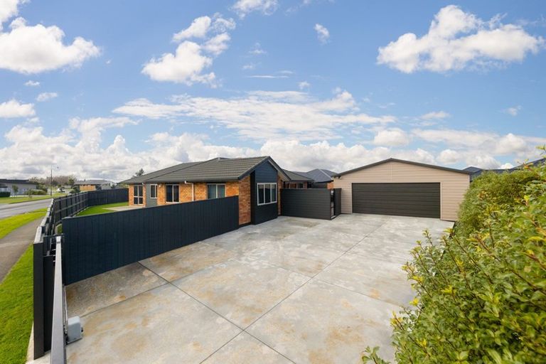 Photo of property in 17 Chestnut Close, Kelvin Grove, Palmerston North, 4414