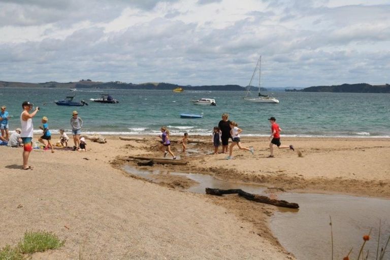 Photo of property in 18 Rewa Place, Russell, 0202