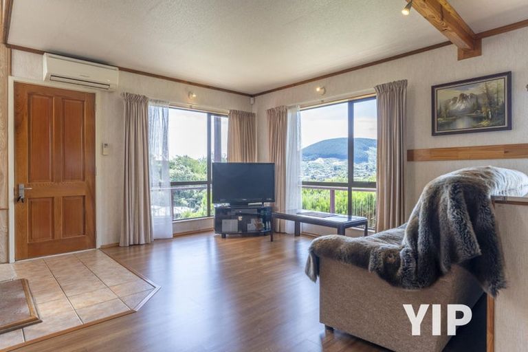Photo of property in 9a Victory Crescent, Tawa, Wellington, 5028