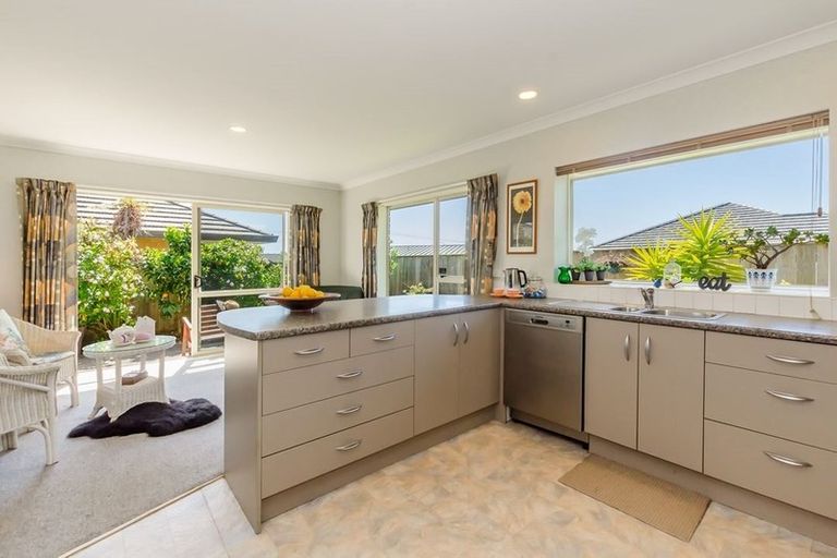 Photo of property in 8 Balmerino Grove, Waikanae, 5036