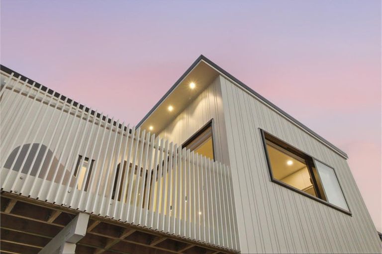 Photo of property in 85a Awaroa Road, Sunnyvale, Auckland, 0612