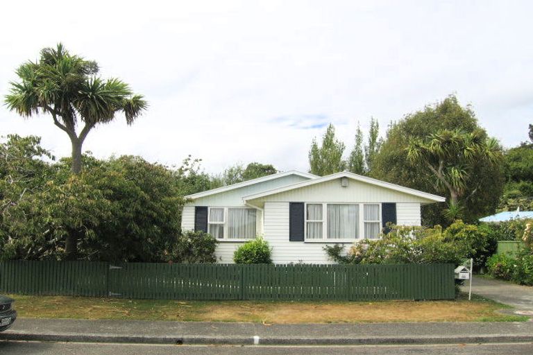 Photo of property in 12 Whirinaki Crescent, Heretaunga, Upper Hutt, 5018