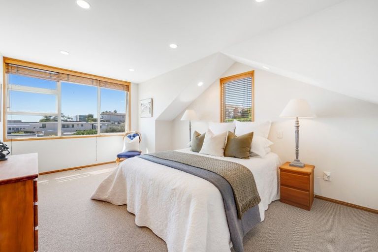 Photo of property in 33 Takutai Avenue, Half Moon Bay, Auckland, 2012