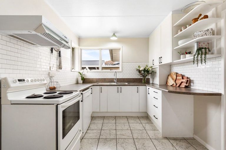 Photo of property in 37 James Cook Street, Havelock North, 4130