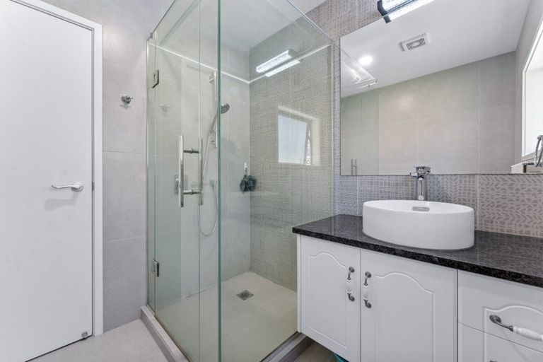 Photo of property in 18 Murano Place, Chatswood, Auckland, 0626