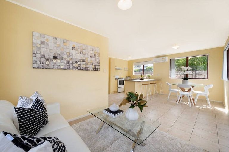 Photo of property in 32 De Quincey Terrace, Highland Park, Auckland, 2010