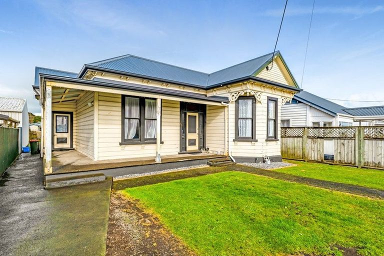 Photo of property in 30 Cambria Street, Hawera, 4610