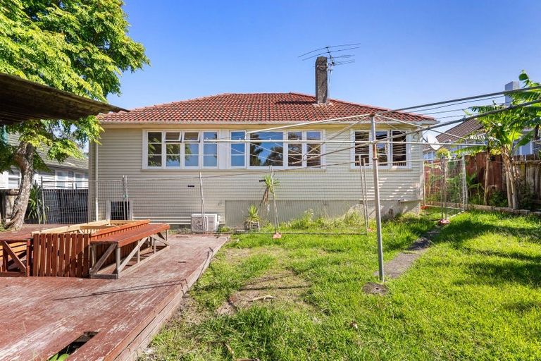 Photo of property in 81 Onewa Road, Northcote, Auckland, 0627