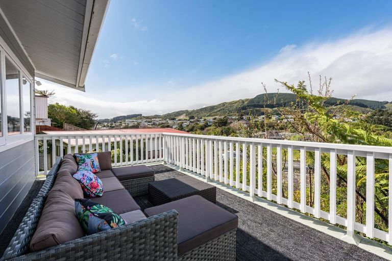 Photo of property in 2 Thomas Hook Street, Tawa, Wellington, 5028
