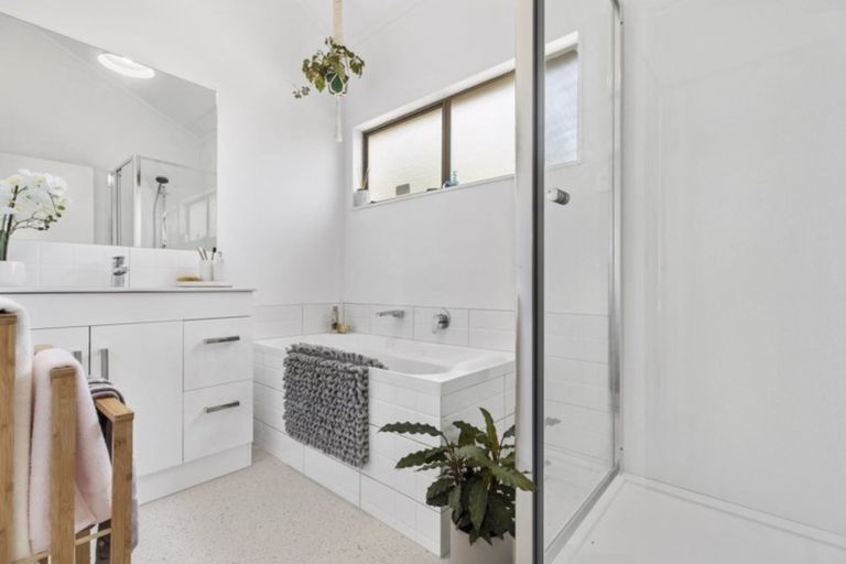 Photo of property in 2/3 Kent Road, Manurewa, Auckland, 2102