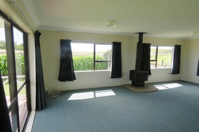 Photo of property in 627 South Road, Omata, New Plymouth, 4374