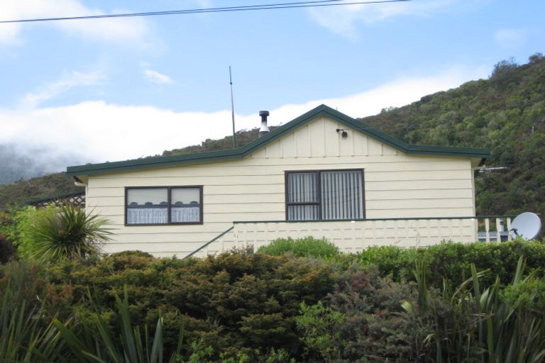 Photo of property in 168 Waikawa Road, Picton, 7220