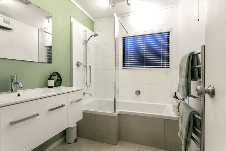 Photo of property in 1/55 Greenvalley Rise, Glenfield, Auckland, 0629