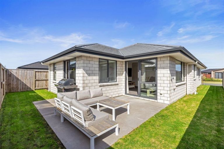 Photo of property in 44 Hills View Drive, Papamoa, 3118
