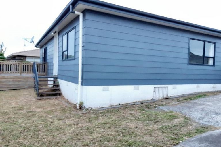 Photo of property in 2/7 Barbados Drive, Unsworth Heights, Auckland, 0632