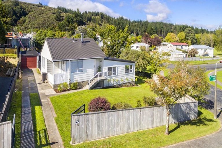 Photo of property in 15 Edelweiss Grove, Timberlea, Upper Hutt, 5018