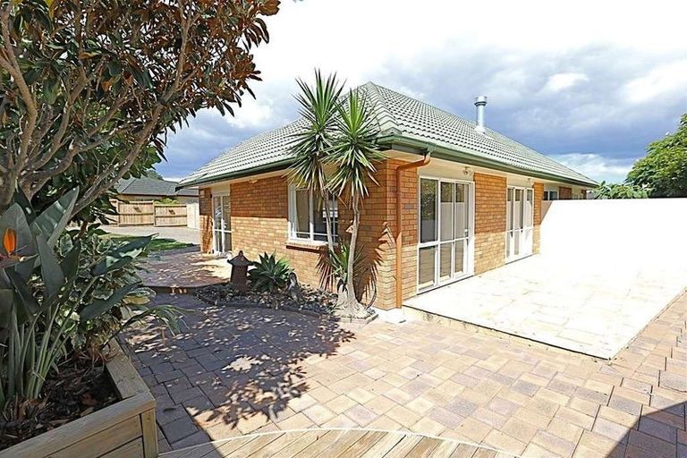 Photo of property in 50 Corta Bella Place, Golflands, Auckland, 2013