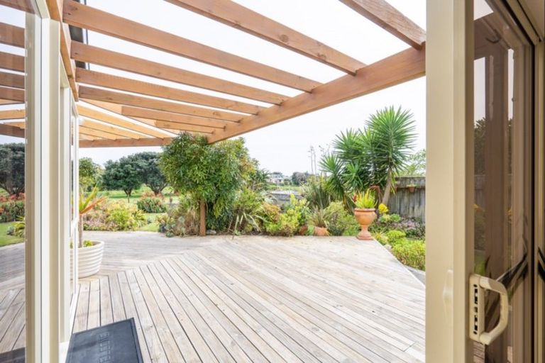 Photo of property in 17 Barrett Drive, Waikanae Beach, Waikanae, 5036