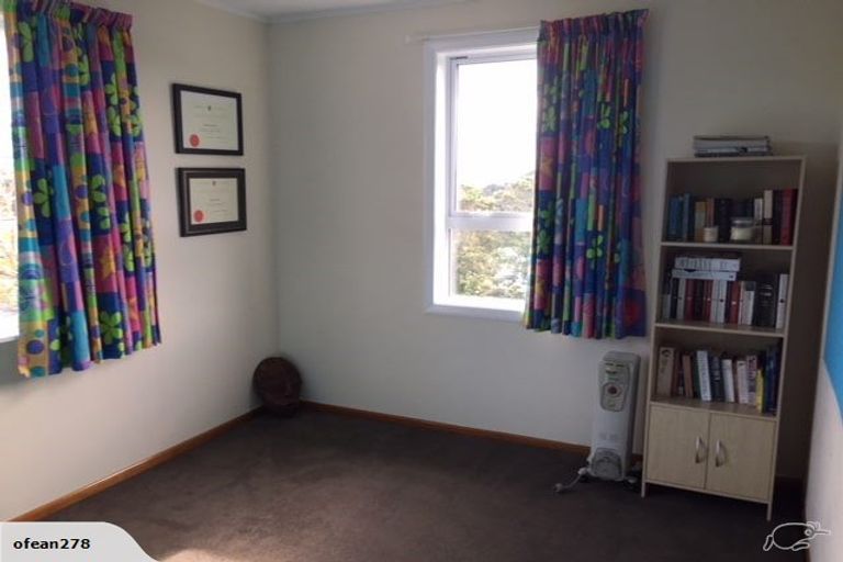 Photo of property in 26 Lyndfield Lane, Newlands, Wellington, 6037