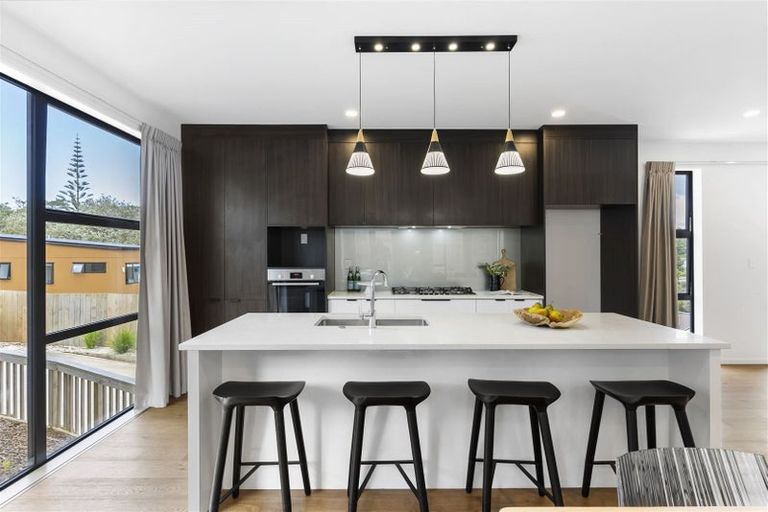 Photo of property in 1/4 Mcquoid Place, Glenfield, Auckland, 0629