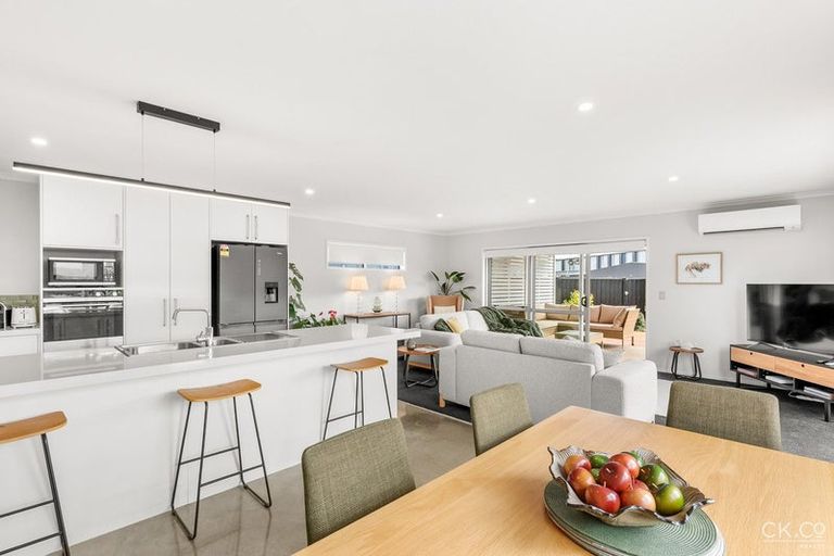 Photo of property in 14 Passchendaele Grove, Trentham, Upper Hutt, 5018