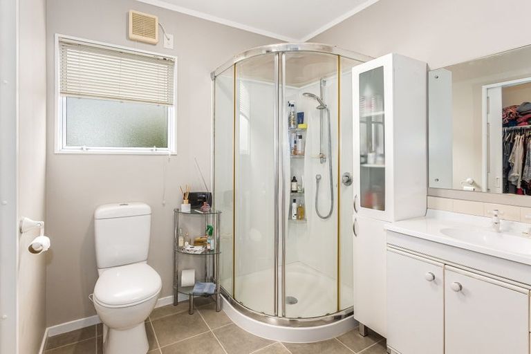 Photo of property in 21 Saunders Close, Whitby, Porirua, 5024