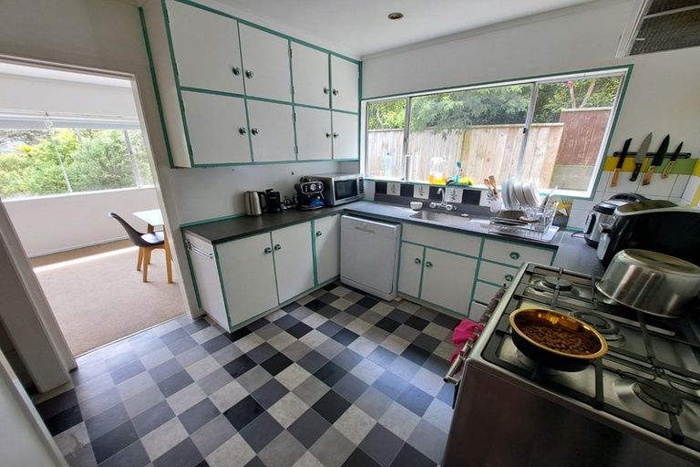 Photo of property in 33 Omega Street, Newlands, Wellington, 6037