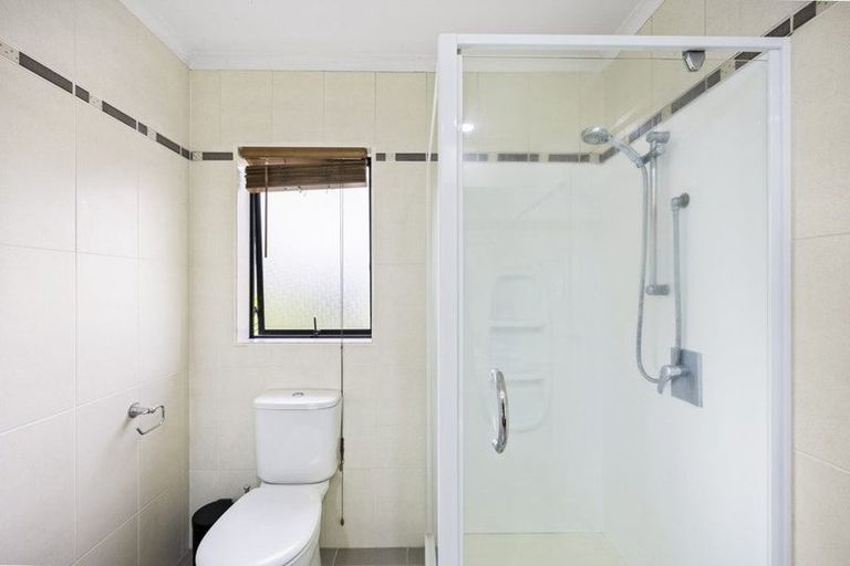 Photo of property in 1 Seresin Crescent, Flat Bush, Auckland, 2016